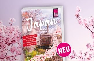 Buch Japan Reiserouten mit Kirschblüten-Hintergrund