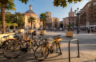 Valencia - Plaza de la Virgen und Altstadt mit Fahrrädern