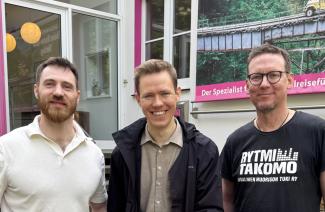 Geschäftsführer Wayan Rump, Lennart Schäfer von Literadtour und Verlagsleiter Thorsten Altheide vor dem Verlagsgebäude
