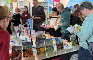 Besucherinnen und Besucher am Stand des Reise Know-How Verlags auf der Frankfurter Buchmesse 2025.