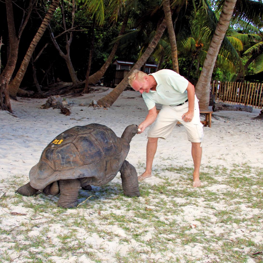 Autor Thomas Barkemeier mit einer Riesenschildkröte
